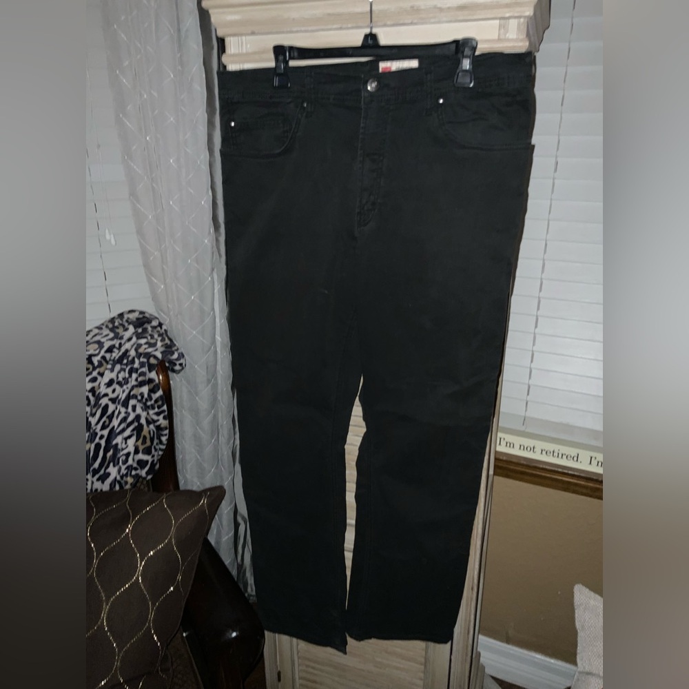 Women’s Wrangler Straight Fit Black Denim Jeans